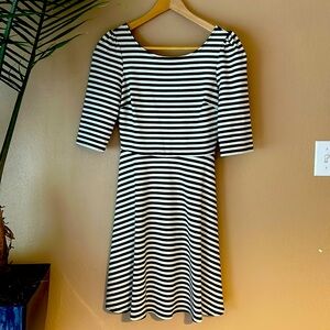 Pixley Knee length dress | Stripes | print and cut are very flattering! EUC